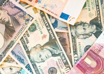 Pantalla de bolsa de valores mostrando flujos de inversión en mercados emergentes con indicadores en verde durante julio