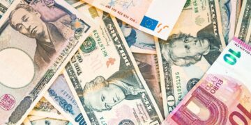 Pantalla de bolsa de valores mostrando flujos de inversión en mercados emergentes con indicadores en verde durante julio