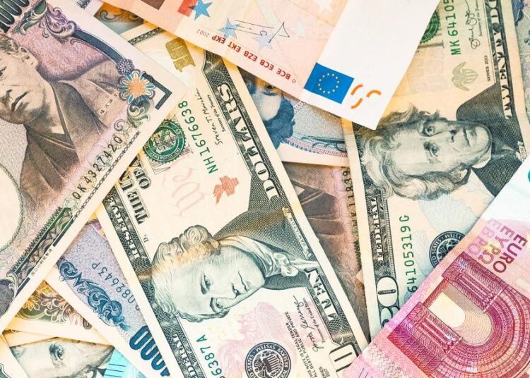 Pantalla de bolsa de valores mostrando flujos de inversión en mercados emergentes con indicadores en verde durante julio