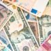 Pantalla de bolsa de valores mostrando flujos de inversión en mercados emergentes con indicadores en verde durante julio