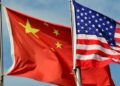Representación visual de la competencia tecnológica entre Estados Unidos y China en inteligencia artificial con mapas e íconos de datos