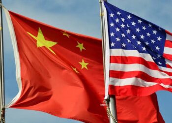 Representación visual de la competencia tecnológica entre Estados Unidos y China en inteligencia artificial con mapas e íconos de datos