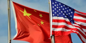 Representación visual de la competencia tecnológica entre Estados Unidos y China en inteligencia artificial con mapas e íconos de datos