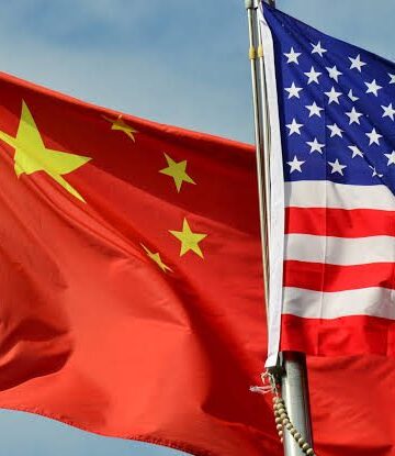 Representación visual de la competencia tecnológica entre Estados Unidos y China en inteligencia artificial con mapas e íconos de datos