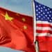 Representación visual de la competencia tecnológica entre Estados Unidos y China en inteligencia artificial con mapas e íconos de datos
