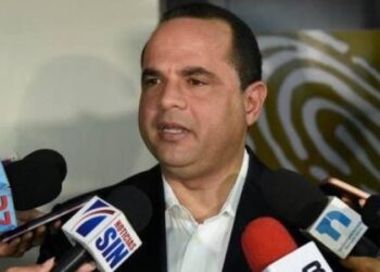 Delegado político de Fuerza del Pueblo Manuel Crespo depositando instancia en la Junta Central Electoral de República Dominicana