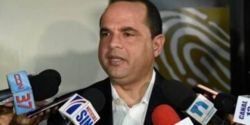 Delegado político de Fuerza del Pueblo Manuel Crespo depositando instancia en la Junta Central Electoral de República Dominicana