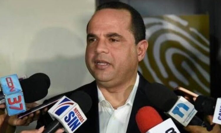 Delegado político de Fuerza del Pueblo Manuel Crespo depositando instancia en la Junta Central Electoral de República Dominicana