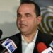 Delegado político de Fuerza del Pueblo Manuel Crespo depositando instancia en la Junta Central Electoral de República Dominicana