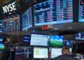 Pantallas con cotizaciones del S&P 500 y el Nasdaq en el piso de la Bolsa de Nueva York durante una sesión alcista