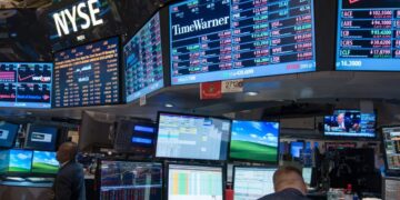 Pantallas con cotizaciones del S&P 500 y el Nasdaq en el piso de la Bolsa de Nueva York durante una sesión alcista