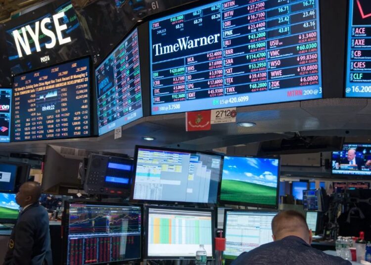 Pantallas con cotizaciones del S&P 500 y el Nasdaq en el piso de la Bolsa de Nueva York durante una sesión alcista
