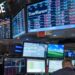 Pantallas con cotizaciones del S&P 500 y el Nasdaq en el piso de la Bolsa de Nueva York durante una sesión alcista