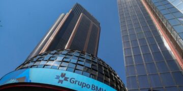 Fachada de la Bolsa Mexicana de Valores en Ciudad de México con operadores revisando pantallas de cotizaciones