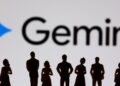 Sundar Pichai, CEO de Google, en evento corporativo, junto al logo del asistente de IA Gemini