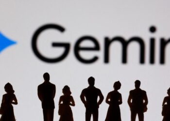Sundar Pichai, CEO de Google, en evento corporativo, junto al logo del asistente de IA Gemini