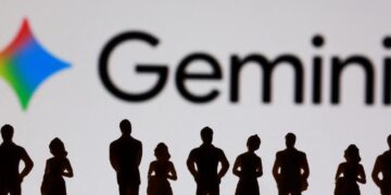 Sundar Pichai, CEO de Google, en evento corporativo, junto al logo del asistente de IA Gemini
