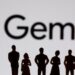 Sundar Pichai, CEO de Google, en evento corporativo, junto al logo del asistente de IA Gemini