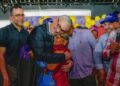 Gonzalo Castillo durante recorrido en Sabana Yegua, provincia Azua, en campaña presidencial del PLD