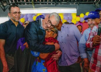 Gonzalo Castillo durante recorrido en Sabana Yegua, provincia Azua, en campaña presidencial del PLD