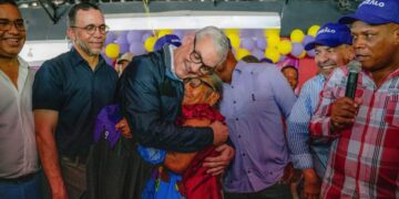 Gonzalo Castillo durante recorrido en Sabana Yegua, provincia Azua, en campaña presidencial del PLD