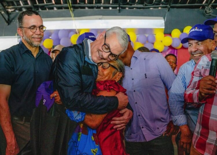 Gonzalo Castillo durante recorrido en Sabana Yegua, provincia Azua, en campaña presidencial del PLD