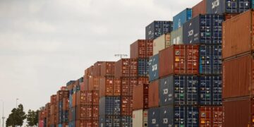 Buque cisterna cruzando el Estrecho de Ormuz junto a estantes de supermercado con productos encarecidos