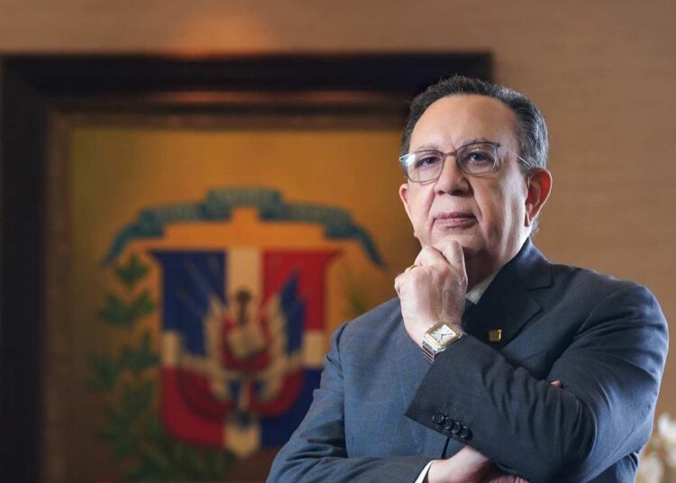 Héctor Valdez Albizu, gobernador del Banco Central de la República Dominicana, reconfirmado por decreto presidencial para dos años más