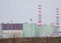 Central nuclear de Paks en Hungría junto al río Danubio con bajo nivel de agua durante la ola de calor
