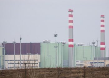 Central nuclear de Paks en Hungría junto al río Danubio con bajo nivel de agua durante la ola de calor