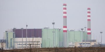 Central nuclear de Paks en Hungría junto al río Danubio con bajo nivel de agua durante la ola de calor