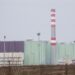 Central nuclear de Paks en Hungría junto al río Danubio con bajo nivel de agua durante la ola de calor