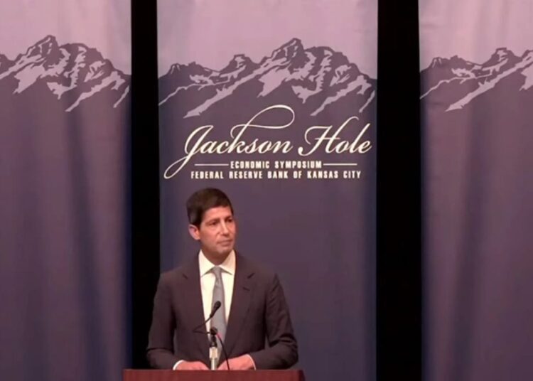 Kevin Warsh, presidente de la Reserva Federal, habla en el foro económico de Jackson Hole sobre inteligencia artificial y política monetaria