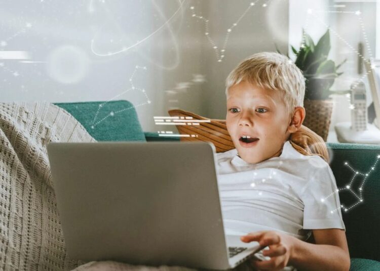 Padre e hijo sentados frente a una tableta mientras usan una aplicación de inteligencia artificial en el hogar