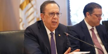 Gobernador del Banco Central Héctor Valdez Albizu junto a ministros y presidentes de bancos múltiples en reunión sobre retos económicos en República Dominicana