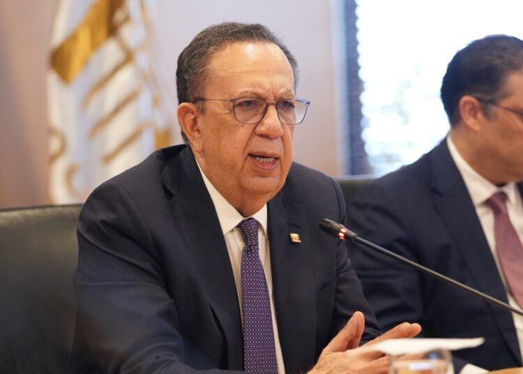 Gobernador del Banco Central Héctor Valdez Albizu junto a ministros y presidentes de bancos múltiples en reunión sobre retos económicos en República Dominicana
