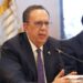 Gobernador del Banco Central Héctor Valdez Albizu junto a ministros y presidentes de bancos múltiples en reunión sobre retos económicos en República Dominicana