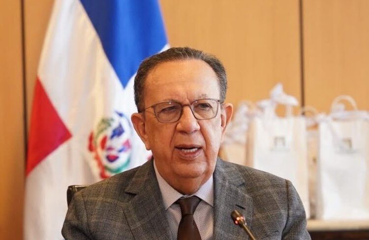 Grúas de construcción y edificios en proceso de obra en Santo Domingo, República Dominicana, reflejando el crecimiento del sector en julio de 2026