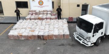 Agentes del Ceccom junto a tanques de gasoil y cajas de cigarrillos decomisados en operativo del MICM en República Dominicana