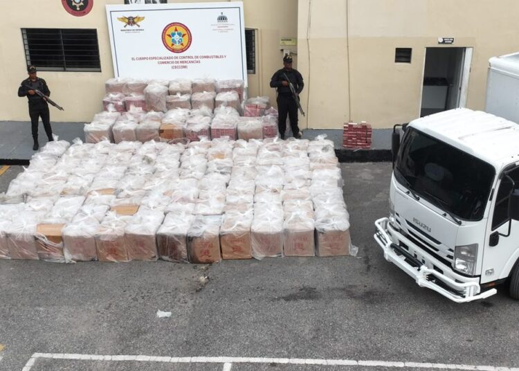 Agentes del Ceccom junto a tanques de gasoil y cajas de cigarrillos decomisados en operativo del MICM en República Dominicana