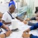 Exmiembros de la Policía Nacional de República Dominicana recibiendo cheques de indemnización por retiro en el Ministerio de Hacienda
