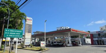 Surtidor de gasolina en una estación de servicio de República Dominicana con precio actualizado en agosto de 2026