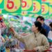 Mercado de consumo en China con productos en estantes y compradores, reflejo de la baja inflación en julio 2026