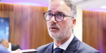 Mario Pujols, vicepresidente ejecutivo de la AIRD, habla en el Encuentro Industrial sobre zonas francas y manufactura local en República Dominicana