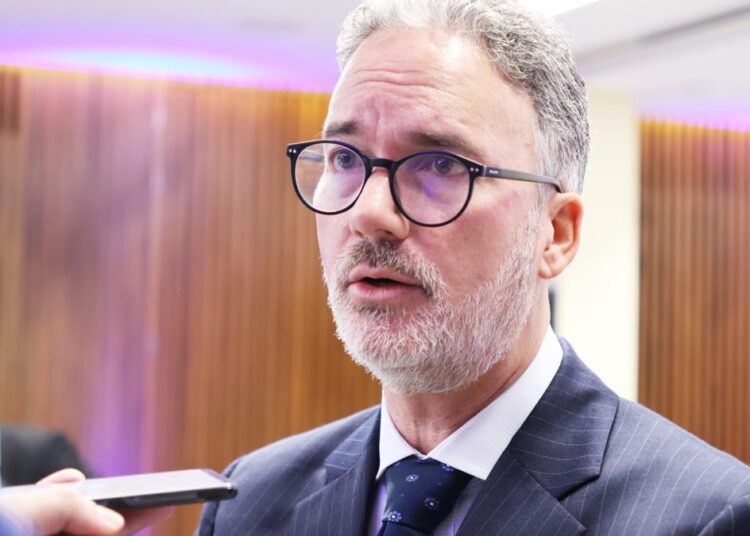 Mario Pujols, vicepresidente ejecutivo de la AIRD, habla en el Encuentro Industrial sobre zonas francas y manufactura local en República Dominicana