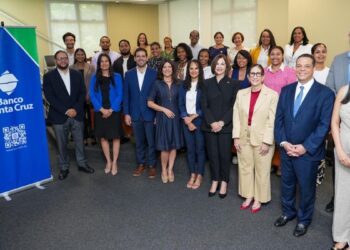 Graduados del curso Inteligencia Artificial para Periodistas de Banco Santa Cruz e INTEC en Santo Domingo