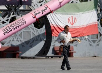 Buque petrolero navegando por el estrecho de Ormuz en medio de la tensión entre Irán y Estados Unidos