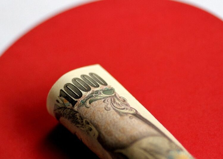 Billetes de yen japonés y dólares estadounidenses sobre una pantalla con cotizaciones cambiarias