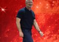 Jeff Bezos sonriente en evento público, mientras el Liverpool FC anuncia su entrada como inversor minoritario en el club inglés
