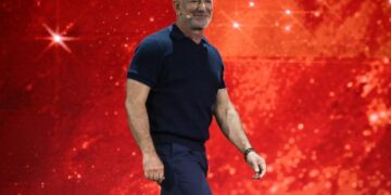 Jeff Bezos sonriente en evento público, mientras el Liverpool FC anuncia su entrada como inversor minoritario en el club inglés